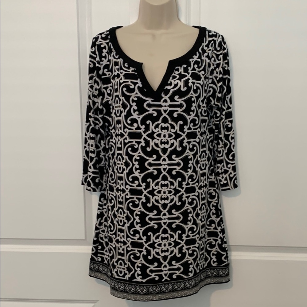 White House Black Market Black and White Plunge Neck 3/4 Sleeve Dress